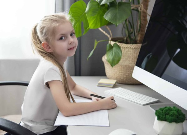 Comment assurer une exposition itinérante sur l'éducation à l'écologie dans les écoles ?