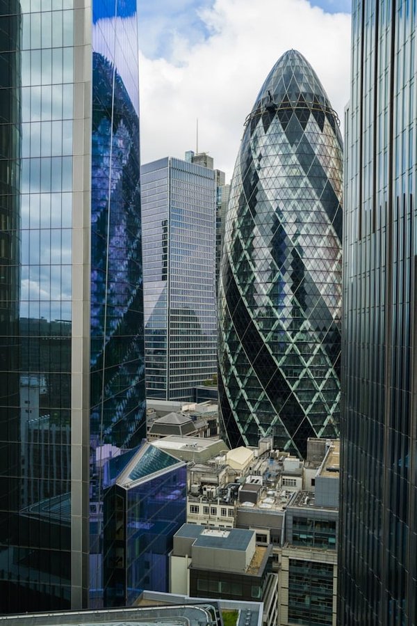 Quel est le rôle de l'apport en nature (terrain, matériel) dans un prêt immobilier pour la construction d'une entreprise?